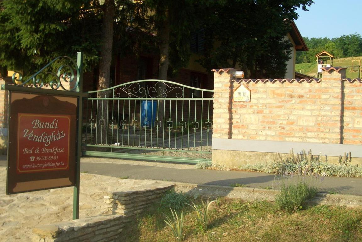 Bundi Vendeghaz Hotel Kehidakustany Exterior photo